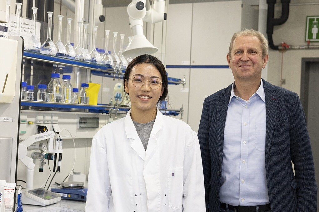 Zhengke Tu, Gastdoktorandin von der Waseda University, Japan und Prof. Michael J. Schöning im Labor für Chemo-und Biosensorik, Fh Aachen